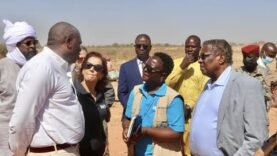 Le ministre britannique aux Affaires Étrangères évalue l&rsquo;ampleur de la crise humanitaire en cours à Adré