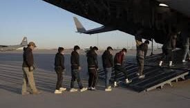 Indignation après l&rsquo;expulsion de citoyens menottés des États-Unis