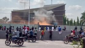 l’ambassade de France à Kinshasa attaquée par des manifestants
