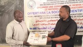 L’AJDST remet un don de matériel de laboratoire à l’ENS, offert par la Société Scientifique Arabe