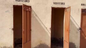 des toilettes impraticables dans certaines institutions d&rsquo;État