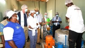 la BAD apprécie l’installation de l’unité de transformation de manioc de N’douci