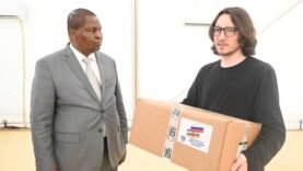la Maison Russe offre un lot de médicaments contre le VIH/SIDA