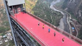 « Sky school bus » ensures safer trip to school for students in mountainous village