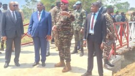 Le Président Touadéra renforce les liens avec son armée lors d&rsquo;une visite au camp Kassai