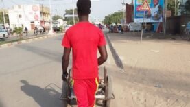 Le pousse-pousse, une solution de transport et de survie face au chômage