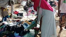les jeunes filles raffolent les vêtements issus de la friperie