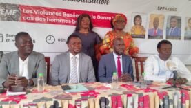 le cas des hommes battus au centre d’une table ronde