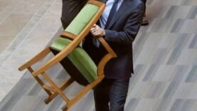 « Crise Politique : Le Premier Ministre Sortant Quitte la Chambre des Communes avec son Fauteuil – Analyse des Conséquences pour le Futur du Gouvernement »