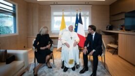 Visite Historique : Emmanuel Macron Salue le Pape François – Insights Clés à Ne Pas Manquer !