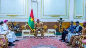 Rencontre Historique : Le Gouvernement du Burkina Faso Rend Hommage au Pape François – Tout ce qu&rsquo;il Faut Savoir Aujourd&rsquo;hui