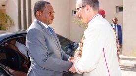 Décès du Pape : Le Premier Ministre Amb. Allah Maye Halina exprime sa profonde sympathie à la Nonciature Apostolique – Découvrez les réactions clés et les implications pour la communauté catholique aujourd’hui.