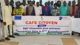 Voici un titre percutant avec des mots-clés stratégiques : « Prévention des Inondations : L&rsquo;APAD Renforce ses Initiatives dans le 9ᵉ Arrondissement de N&rsquo;Djamena » N&rsquo;hésitez pas à demander d&rsquo;autres variations ou à préciser le thème !