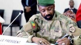 Bien sûr ! Voici une suggestion de titre :

« Mali : Nouvel Élan Politique – Vers la Dissolution des Partis et un Mandat Prolongé pour Assimi Goïta : Les Implications à Connaitre »
