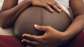 Urgence Mondiale : Chaque 2 Minutes, une Femme Décède de Complications Obstétriques, avertit l’OMS – Comprendre et Agir Maintenant