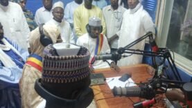 Bien sûr ! Voici un exemple de titre :

« Mandela FM : Retour en Onde Après Huit Mois de Silence – Découvrez les Nouvelles Fréquences et Programmes »