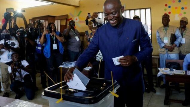 Le-president-de-la-transition-Brice-Oligui-Nguema-vote-a-Libreville-la-capitale-gabonaise-le-12-avri.jpeg