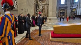 Funérailles du Pape François : Le Président représenté par Guibolo Fanga Mathieu au Vatican – Tout ce que vous devez savoir aujourd’hui