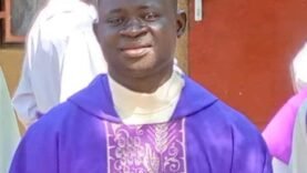 Religion : L&rsquo;abbé Alfred Adoumyan dévoile les secrets de la Semaine Sainte : Découvrez les incontournables maintenant.