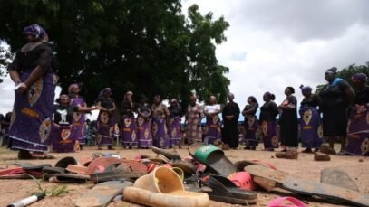 des-effets-abandonnes-par-des-lyceens-nigerians-enleves-par-des-hommes-armes-a-chikun-dans-l-etat-de.jpeg