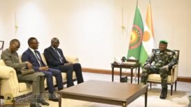 Voici un titre percutant avec des mots-clés stratégiques : « Rencontre au Sommet : Le Président Tiani Discute avec l&rsquo;Envoyé Spécial du Sénégal et le Candidat à la Présidence de la BAD – Les Enjeux à Suivre Aujourd&rsquo;hui
