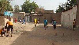 Quand N&rsquo;Djamena joue au football : Les ruelles, un terrain de jeu à haut risque pour la santé et la sécurité ! Découvrez l&rsquo;essentiel ici !