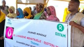 Oxfam lutte pour l&rsquo;hygiène menstruelle : Journée Mondiale célébrée dans les camps de réfugiés de Farchana et Allacha – Découvrez les enjeux essentiels !