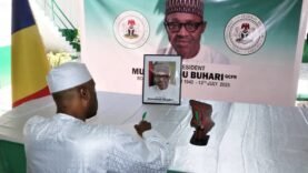 « La diplomatie tchadienne en ébullition : Ce que le nouvel hommage au président Buhari révèle sur l&rsquo;avenir du Tchad »