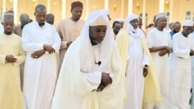 Découvrez l&rsquo;incroyable élan de solidarité à la grande mosquée Roi Fayçal : Ce que ces fidèles font pour implorer la pluie vous surprendra !