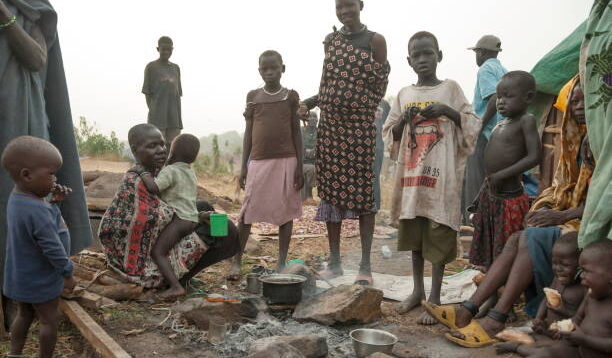 refugies-preparent-du-cafe-pour-le-petit-dejeuner-au-camp-de-personnes-deplacees-a-juba-sud.jpg