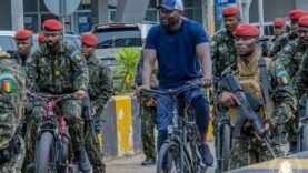 Découvrez le vrai visage de Mamadi Doumbouya à vélo dans Kaloum : Une révélation qui va bouleverser votre vision !