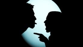 Pourquoi les critiques font fureur : Découvrez les secrets inavoués derrière ce comportement humain !
