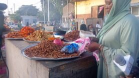 Vendeuses nocturnes à N&rsquo;Djamena : entre bravoure et mépris social, un défi quotidien.