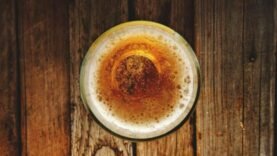 Un homme tué par son compagnon dans une dispute liée à l&rsquo;alcool : un drame qui soulève la question de la violence domestique.