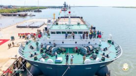premiers navires chargés de minerai de fer arrivent au port de Morebaya, un tournant pour l’exportation locale