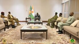 La réunion des ministres de la Défense de l’AES à Niamey renforce la coopération sécuritaire régionale.