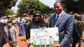 Damara célèbre la réouverture de la mosquée de la paix, symbole d&rsquo;unité après les tensions sociales.