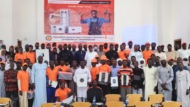 Des jeunes se forment à l’installation de panneaux solaires pour un avenir durable