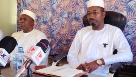 À Abéché, le préfet de Ouara bannit les autocollants des forces soudanaises pour des raisons de sécurité.