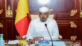 Le président mène un conseil des ministres pour définir de nouvelles priorités.