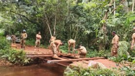 La MINUSCA réhabilite trois ponts clés à Bangassou pour revitaliser les échanges locaux.