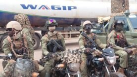 Un convoi de 82 citernes de carburant arrive à Bamako, renforçant la solidarité régionale face aux défis énergétiques.