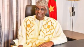 Banjul accueille l&rsquo;opposant camerounais Issa Tchiroma Bakary pour des raisons humanitaires, une décision marquante dans le contexte politique actuel.