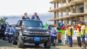 Oligui Nguema et Emmanuel Macron inspectent les chantiers de Libreville pour un avenir durable.