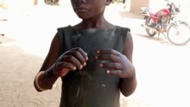 Une enfant victime de la violence maternelle après une accusation de vol