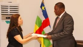 Le président du Portugal félicite son homologue centrafricain pour promouvoir la paix et le développement.