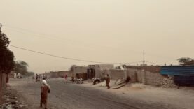 Mao : une brume de poussière plonge la ville dans la quasi-obscurité