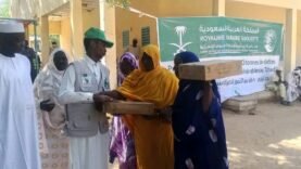 la fondation roi salman soutient les familles vulnérables de batha avec un don de dattes