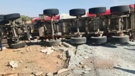 Camion de gravier renversé près de Gamé : le chauffeur blessé, circulation perturbée.