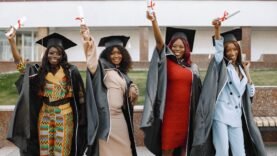 Les femmes encore minoritaires parmi les diplômés en sciences : un défi global à relever